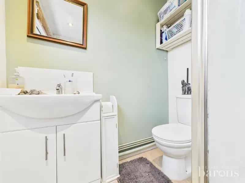 5 Bed House for Sale: Spacious Townhouse with Garage and Parking