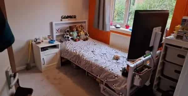 2-Bedroom House with Large Gardens and New Kitchen