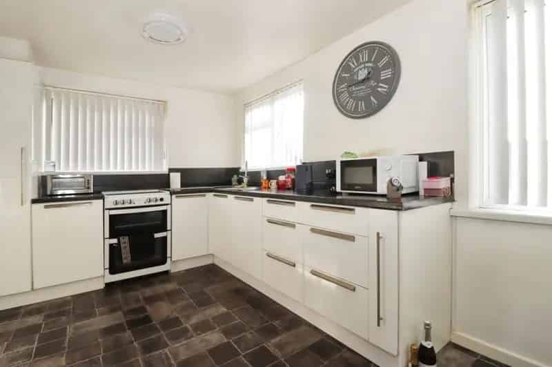 3 Bed End Terrace House with Garage and Parking