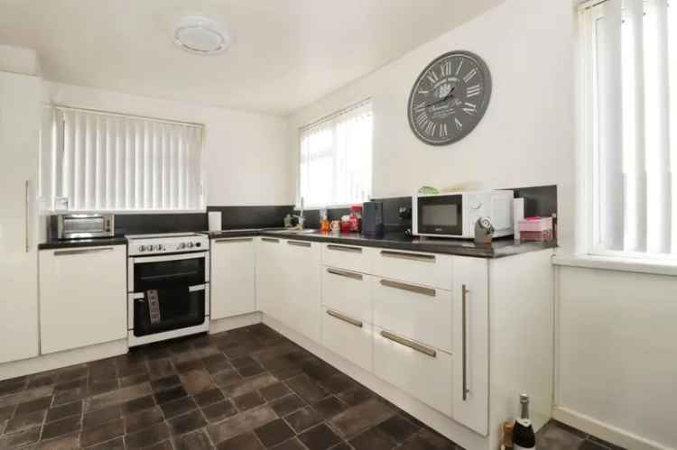 3 Bed End Terrace House with Garage and Parking