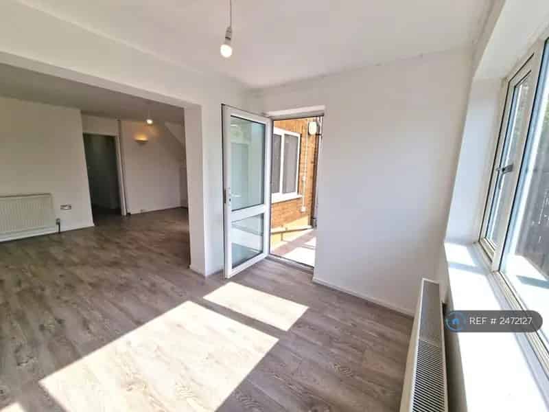 3 Bedroom Terraced House Newly Renovated No Fees