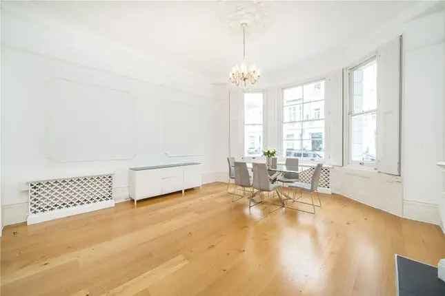 Flat for sale in Queensberry Place, London SW7