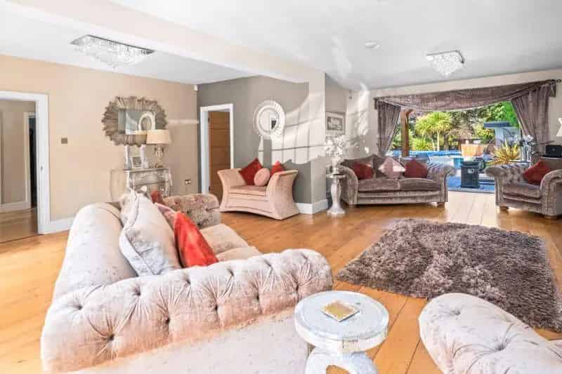 6 Bedroom Detached House for Sale