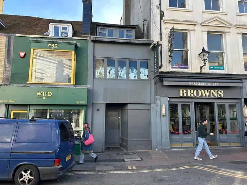 Retail Unit with Maisonette To Let in Central Brighton
