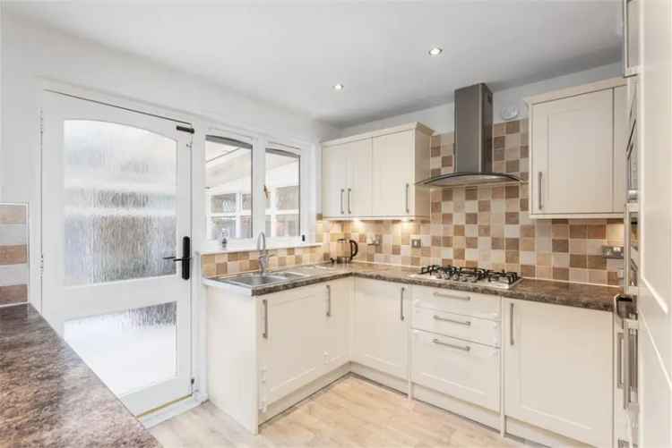 3 Bed House - Detached with 2 Reception Rooms