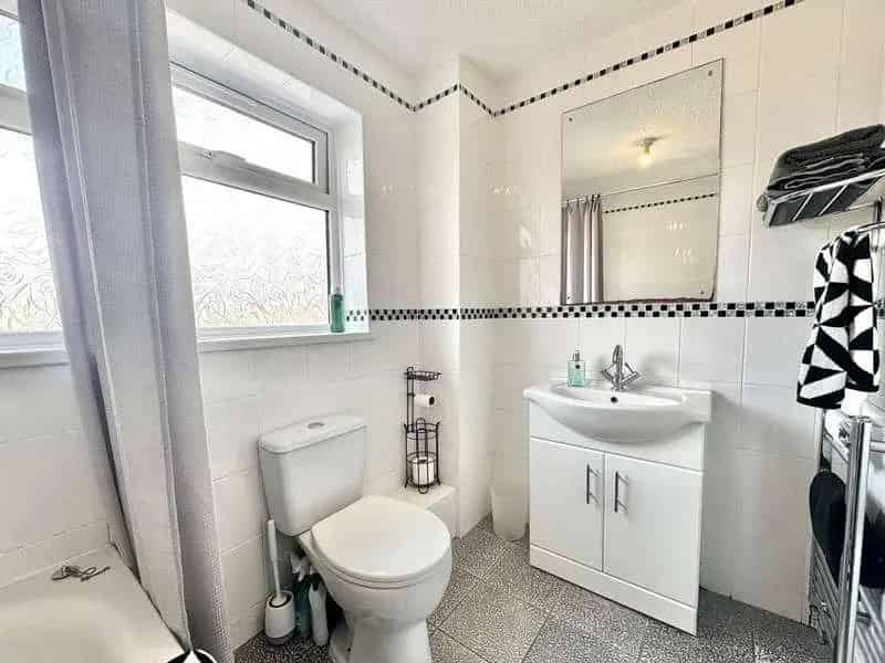 4 Bed House for Sale Near M4 Junction 23