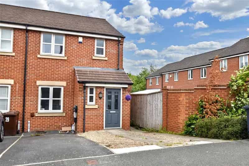3 Bed End Townhouse Near M1 & M62 Motorways