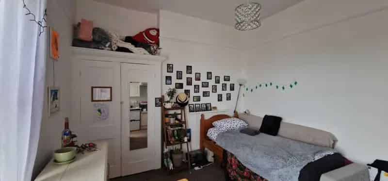Studio Flat Available Late May - Central Location