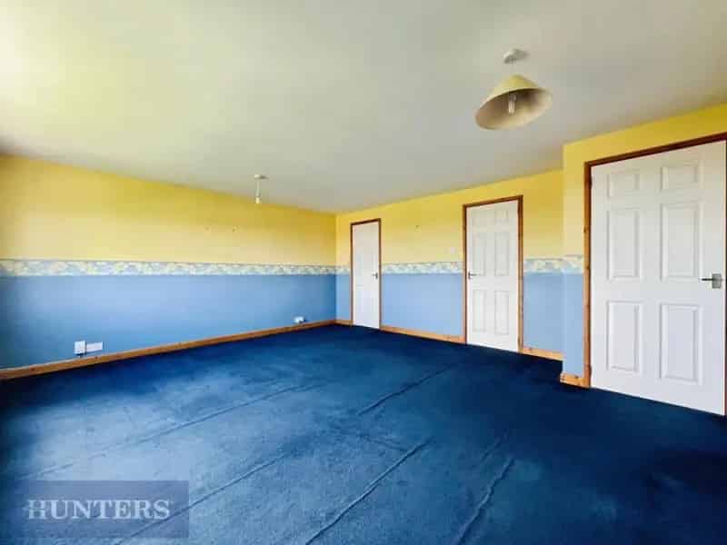 3 Bed House For Sale - Detached House with Garden and Garage