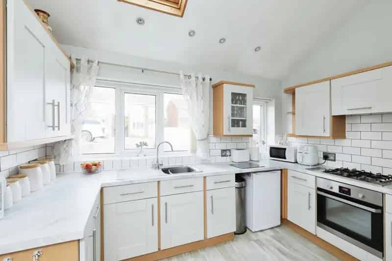 4 Bed House with Garage and Garden