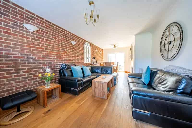 Five Bedroom Detached House in Woodleas
