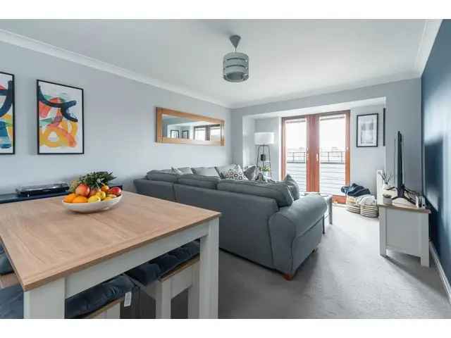 2 Bedroom Flat for Sale in Stockbridge