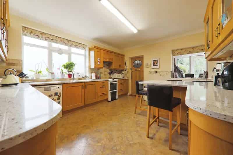 4 Bedroom Detached House with 9 Acres Reedness