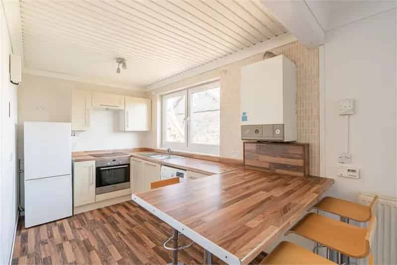 2 Bed Flat Upper Juniper Green Private Garden Parking