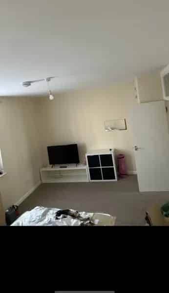 Spacious Bedsit Near Shops and Transport
