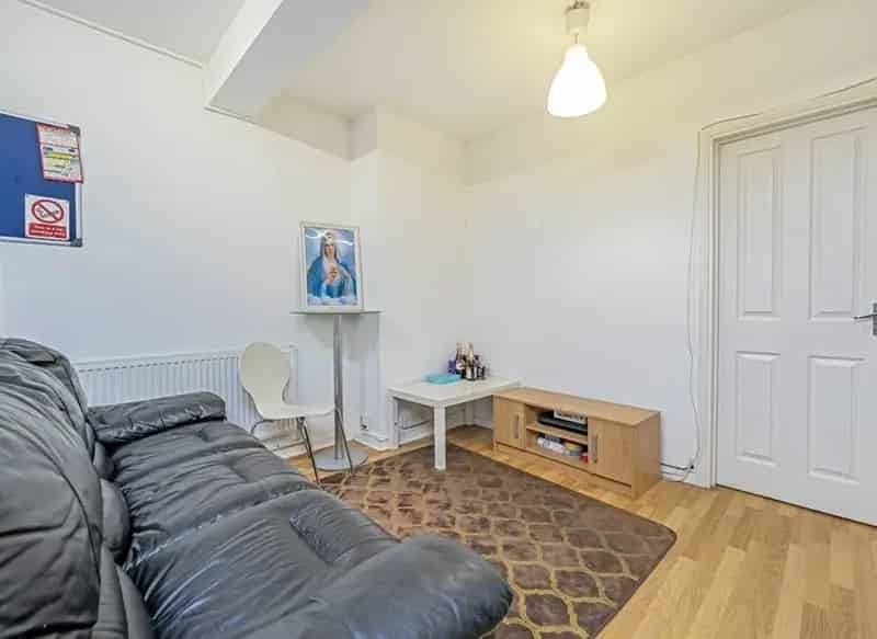 Spacious 4-Student Apartment Near University