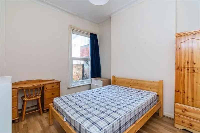 5 bed house for sale