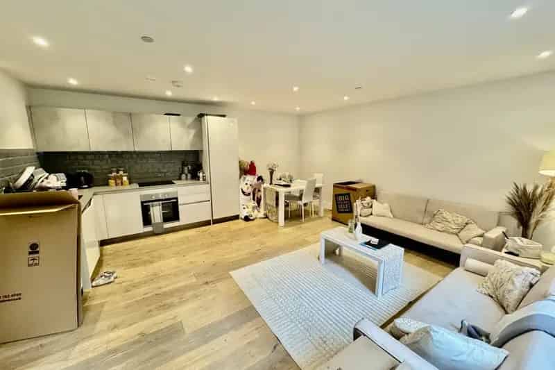 Spacious Flat with Modern Kitchen and Bathroom Zero Deposit Available