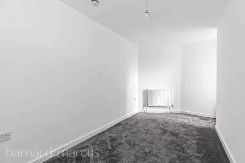 3 Bedroom Split Level Apartment with Private Garden