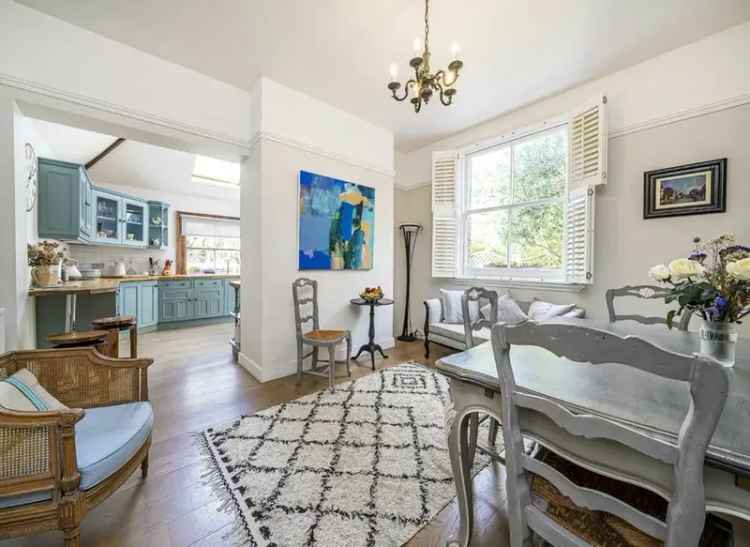 Flat For Sale in 144, Heath Road, London, England