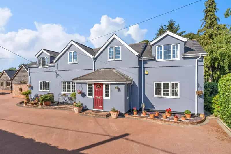 4 Bedroom Detached House with Games Room and Annex Potential