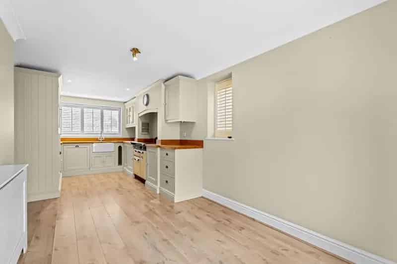 3 Bedroom Detached House for Sale in Cotswold Village