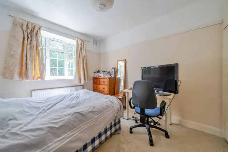 Modern 3-Bed Ealing Apartment Chain Free Balcony