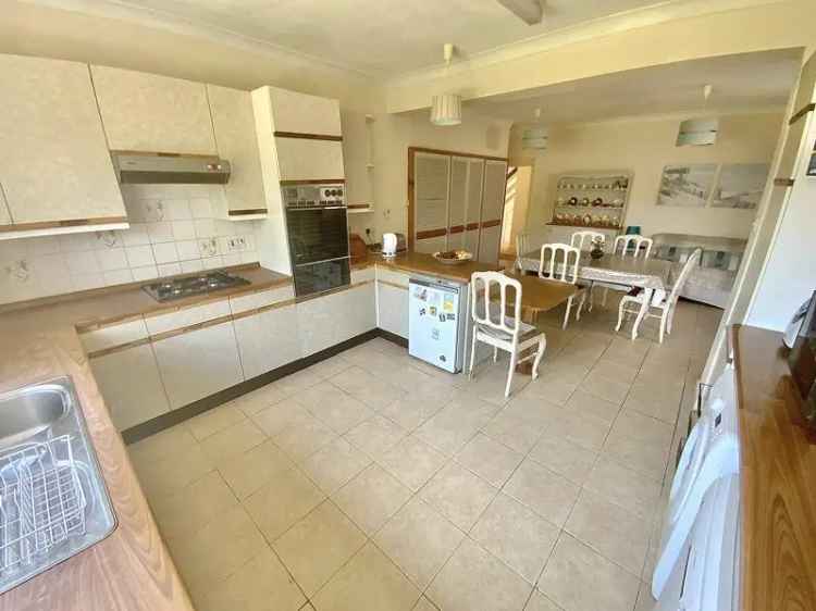 6 Bedroom Detached House For Sale