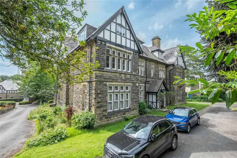 Spacious Loft Style Apartment near Roundhay Park