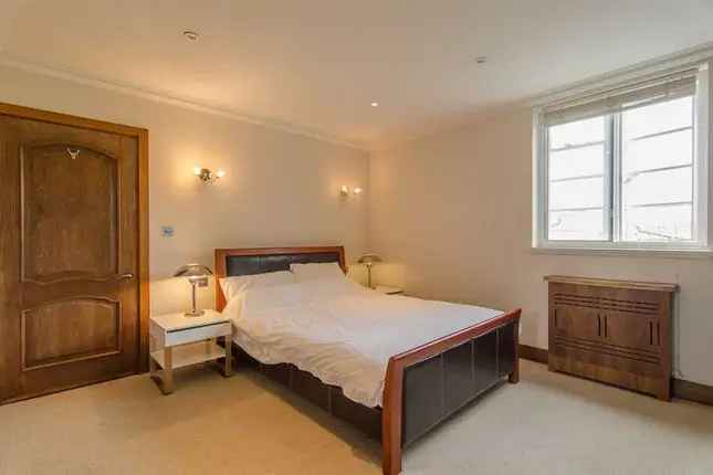 Flat to rent in Pembroke Road, London W8