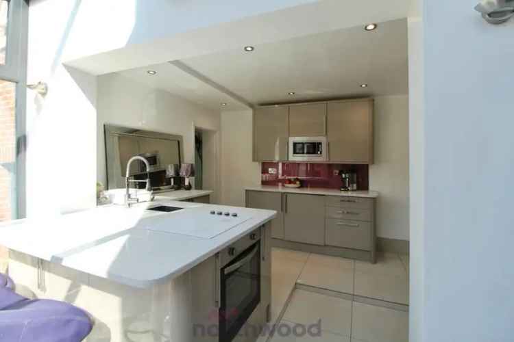 3 Bed Semi-Detached House Freehold Garden Modern Kitchen