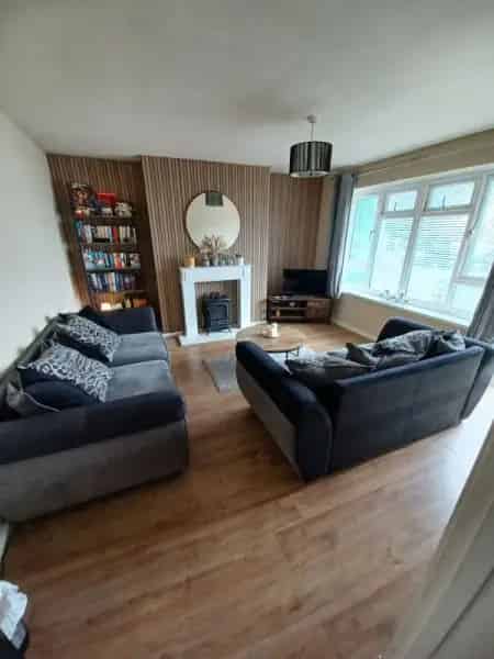 Spacious 2-Bed Flat with Dining Room Balcony and Garden