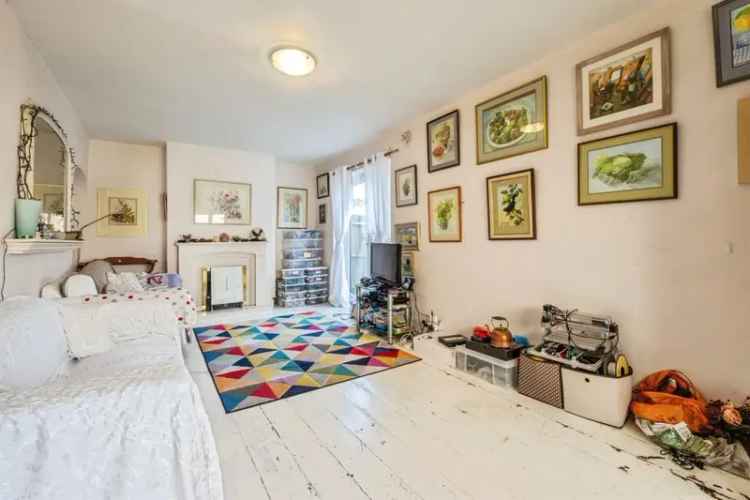3 Bedroom Semi-Detached House Near Schools and Transport