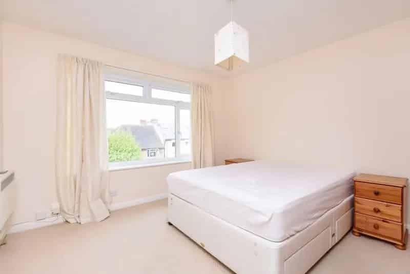 Two Double Bedroom Flat to Rent with Parking Town Centre Location