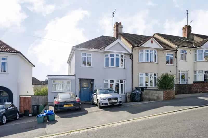 3 Bedroom Semi-Detached House with Parking and Garden
