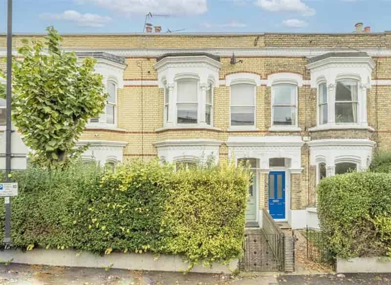 Elegant 4-Bedroom House near Brixton with Landscaped Garden