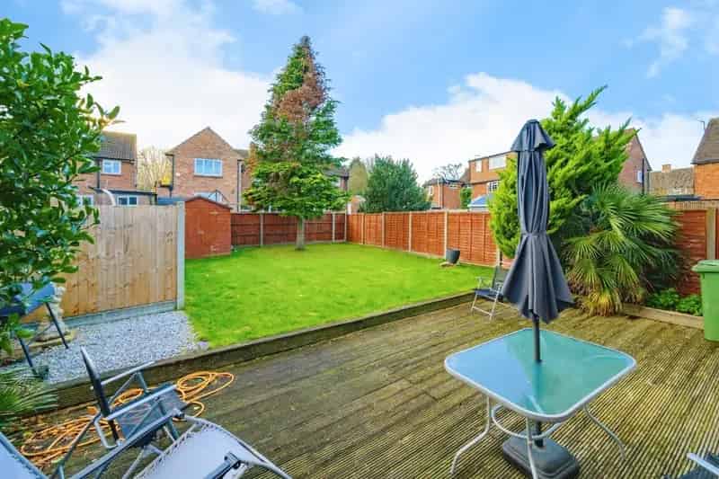 Spacious 3-Bed Detached House in London Colney