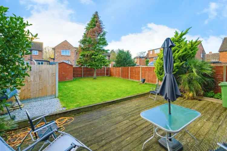 Spacious 3-Bed Detached House in London Colney