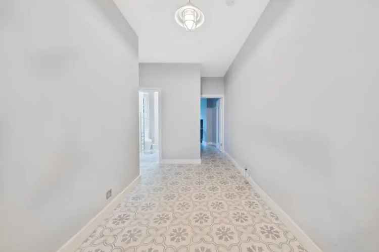 Spacious 2-Bed Flat near Hammersmith Broadway Station