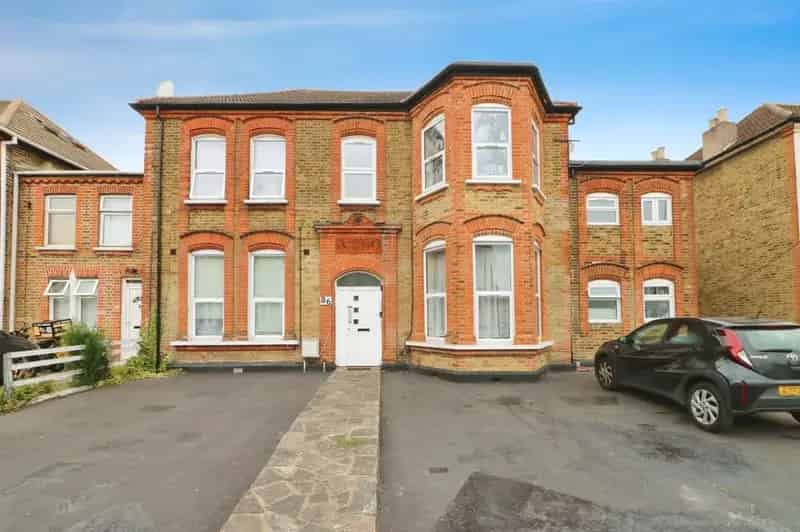 1 Bedroom Flat for Sale Ilford IG3 Chain Free Close to Seven Kings Station