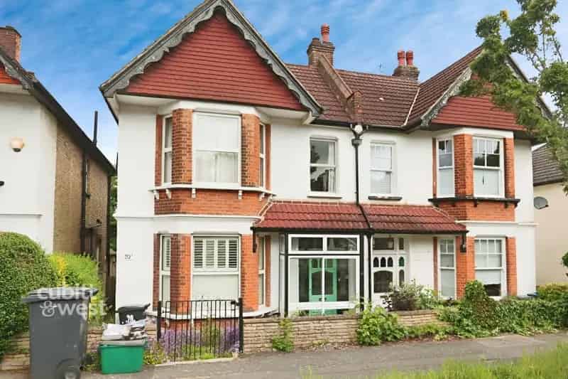 2 Bedroom Apartment to Rent - Newly Refurbished