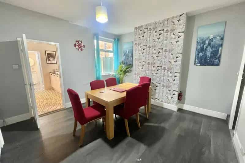 Three Bedroom Furnished House in Netherfield NG4