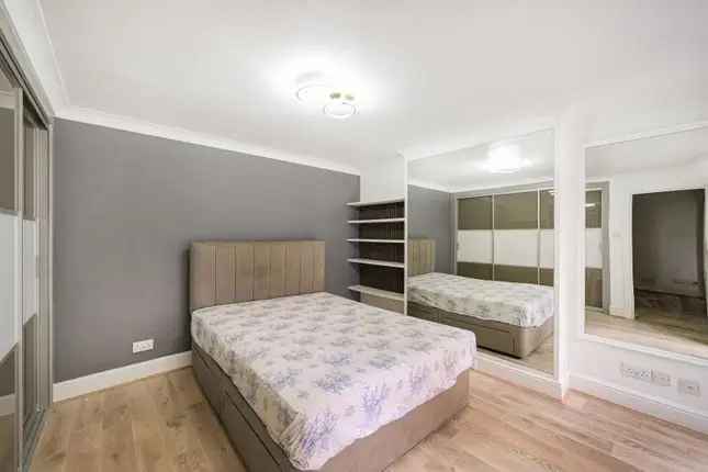 Flat to rent in Courtfield Road, South Kensington SW7