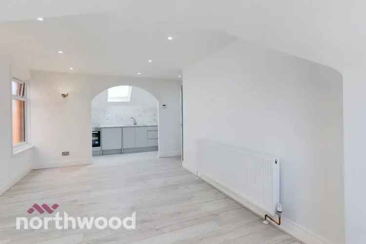Southport 2 Bed Top Floor Apartment Stunning Lake Views Modern Kitchen Parking