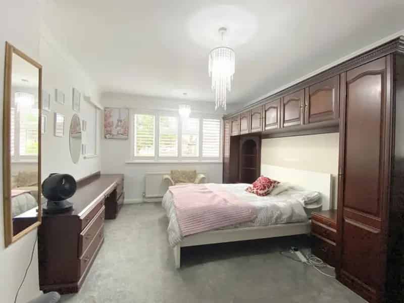 4 bed house for sale