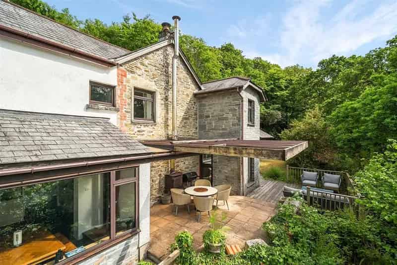 6 Bedroom Detached House For Sale