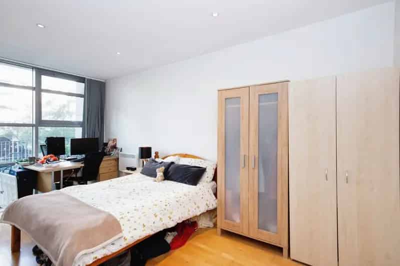 2 Bedroom Flat for Sale Manchester M1 Canal View Secure Parking