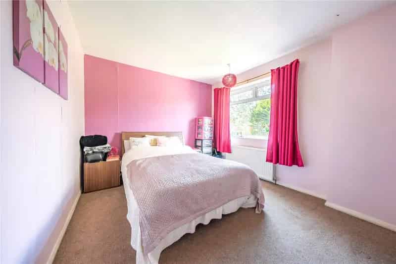 Spacious 3-Bed Semi-Detached House in Alwoodley