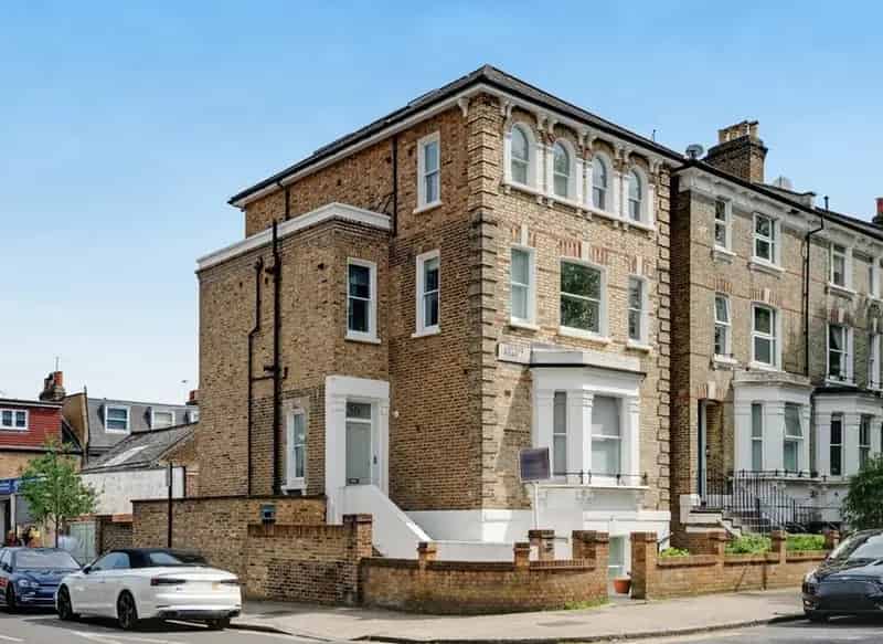 One Bedroom Apartment Shepherds Bush - Modern Open Plan Living