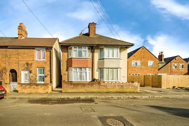 3 Double Bed Semi Detached House with Large Garden and Loft Conversion